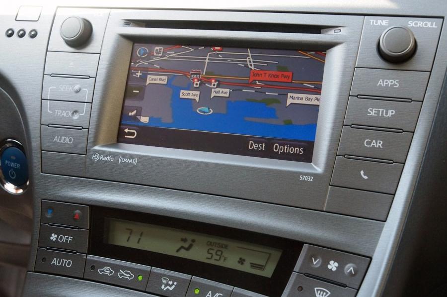 Toyota Prius Plug-In Hybrid 2012 года  (фото 49 из 75)